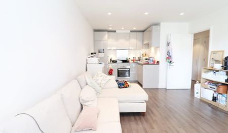 Rathbone Market, Barking Road, London E16 - Photo 2