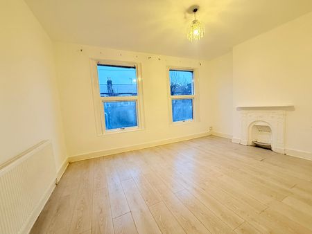 Four bedroom house ideal for working families - Photo 3