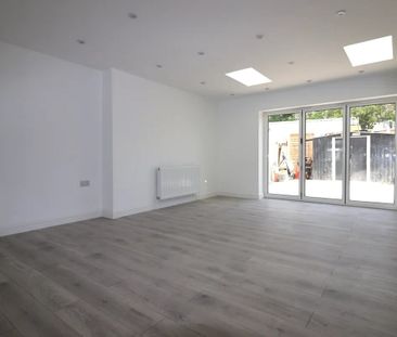 2 Bed Detached House, Sidney Road, SE25 - Photo 2