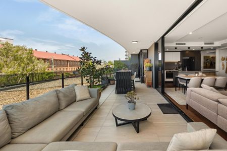 Sensational Partly Furnished Apartment with 2 cars! - Photo 4