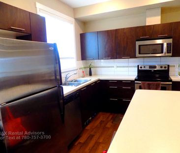 GREAT 3 BED 2.5 BATH, 2 STOREY TOWNHOUSE, W/ ATTACHED DBL GARAGE IN... - Photo 2
