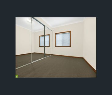 Beautifully Spacious Family Home - Lawn Maintenance Included For Yo... - Photo 5