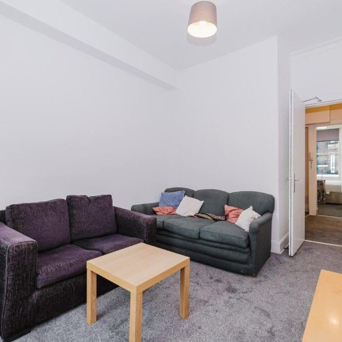 4 bedroom flat to rent - Photo 1