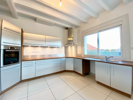 Location Maison 4 pièces 101m² ST GENIS LAVAL 69230 - Photo 2