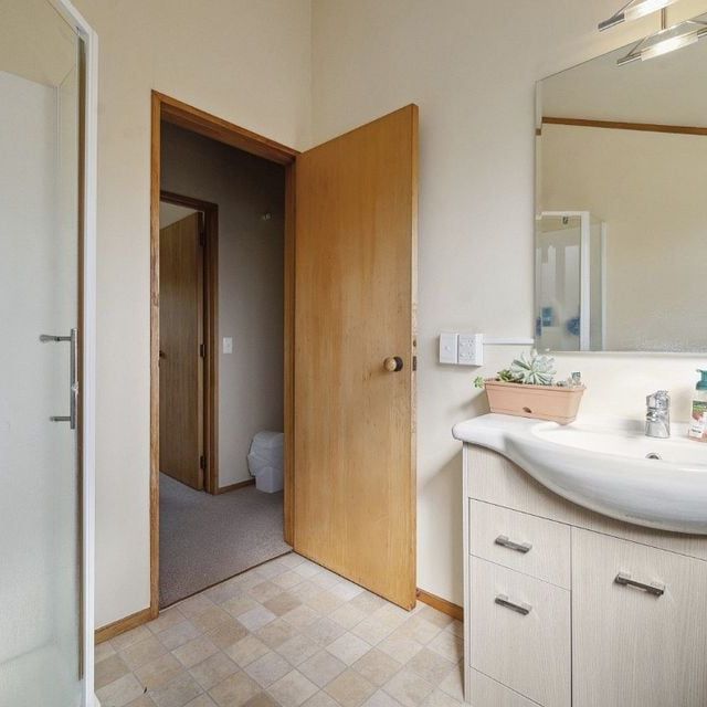 Spacious 4 bedroom home - Photo 1