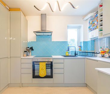 2 bed Upper Floor Flat for rent - Photo 6