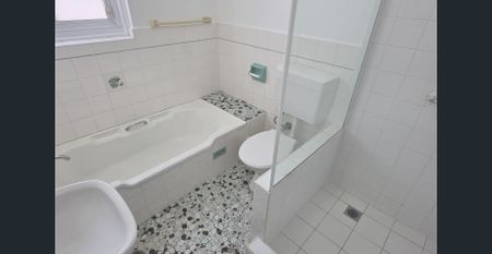 Freshly Painted Two Bedroom Apartment - Walk to Shops, Parks & Transport! - Photo 3