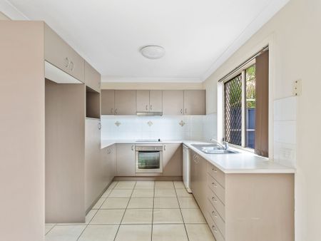 3 Bedroom Townhouse with Private Wrap Around Courtyard - Photo 2