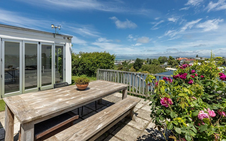 Immaculate Hilltop Bungalow - Ocean Views - Photo 2