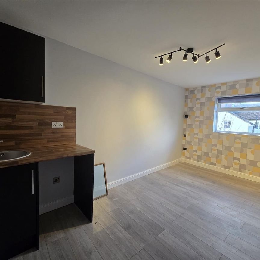 Ash Road, Aldershot GU12, London - Photo 1