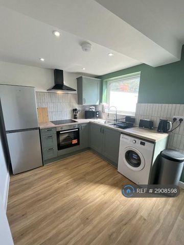 1 bedroom in a house share to rent - Photo 2