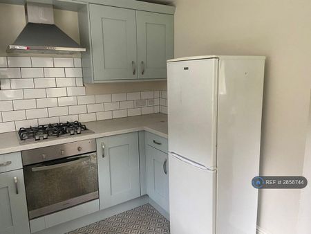 4 bedroom end of terrace house to rent - Photo 4
