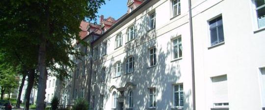 Schöne Wohnung in denkmalgesch. Stadtvilla mit parkähnlichem Grundstück, Balkon, Laminat - Photo 1