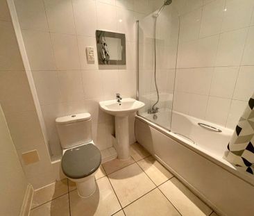 SPACIOUS ONE BEDROOM, TOWN CENTRE (P05092) - Photo 5