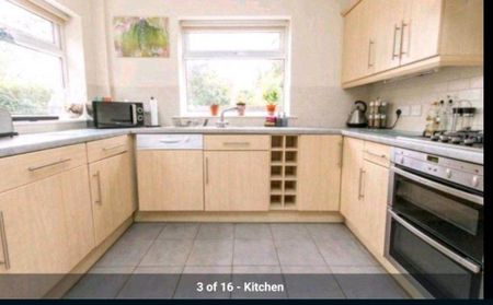 1 bedroom in a house share to rent - Photo 2