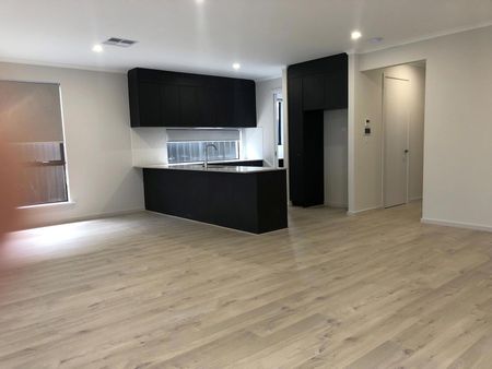 IMPRESSIVE FAMILY LIVING WITH SPACE, STYLE & EXCEPTIONAL ENTERTAINING - Photo 4