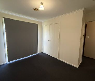 8 Frances Crescent, Cranbourne North VIC - Photo 4