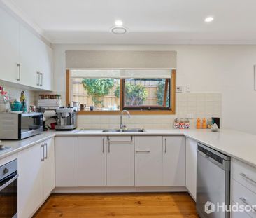 Charming Two-Bedroom Unit in Prime Location! - Photo 6