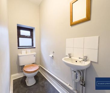 4 bedroom end of terrace house to rent - Photo 3