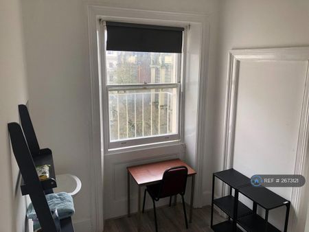 1 bedroom in a flat share to rent - Photo 2