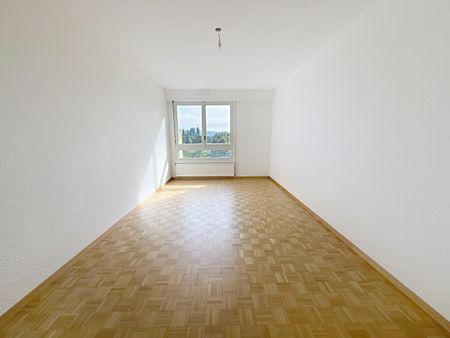 Appartement spacieux de 5 pièces, entièrement rénové, avec en sus un parking intérieur à CHF 200.- /mois. - Photo 4