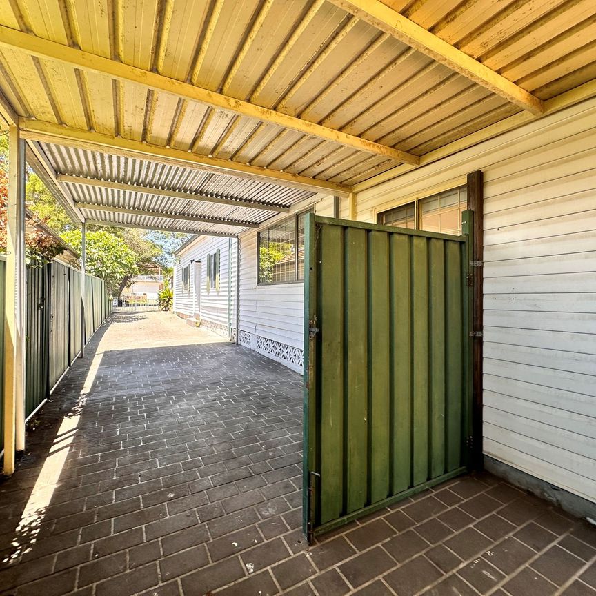 House &plus; Granny Flat in a Prime Location&excl; - Photo 1