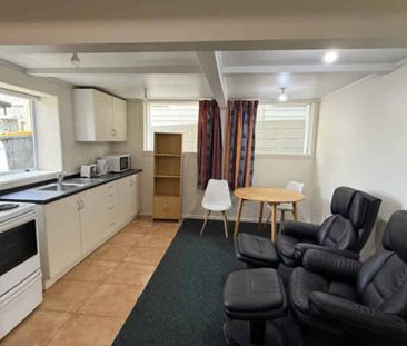 Tidy 2-Bedroom Apartment in Central Location - Photo 1