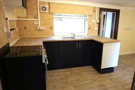 3 bedroom detached bungalow to rent - Photo 4