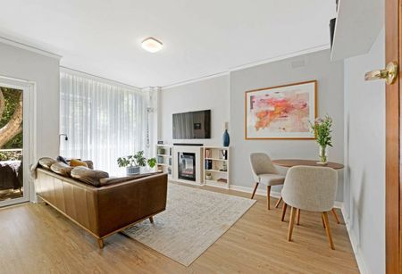 LOVELY ONE BEDROOM APARTMENT IN PRIME LOCATION - Photo 3