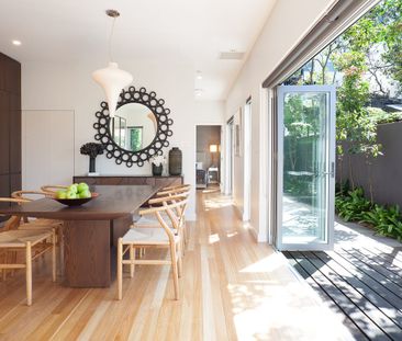 Stylish One-Bedroom Townhouse with Private Garden and Parking in No... - Photo 4