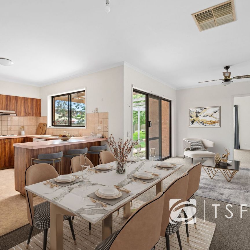 Golden Square Family Gem! - Photo 1