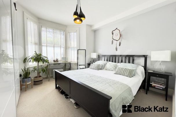 Beautiful garden flat marrying period charm with contemporary living - Photo 1