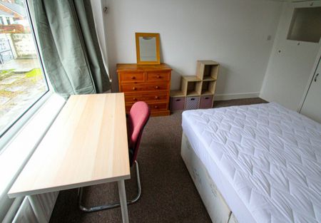 4 Bed Student House St Margarets Road - SEE VIDEO TOUR - Photo 2