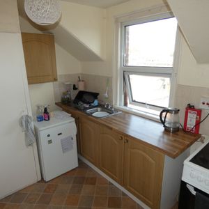 1 bed Studio Apartment - To Let - Photo 2