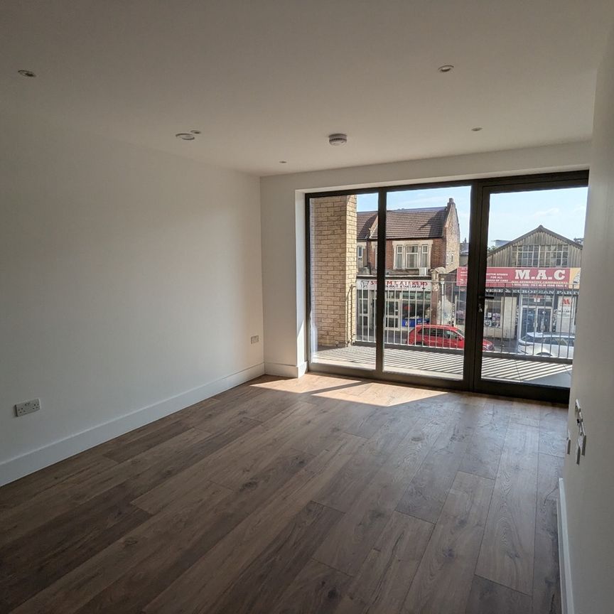 2 Bed Flat, Oto Tower, IG3 - Photo 1