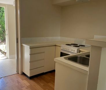 3-bedroom, 2-bathroom townhouse - Photo 5