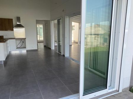 Location Maison 4 pièces 75m² PETIT BOURG 97170 - Photo 3