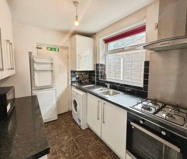 4 bedroom semi-detached house to rent - Photo 2
