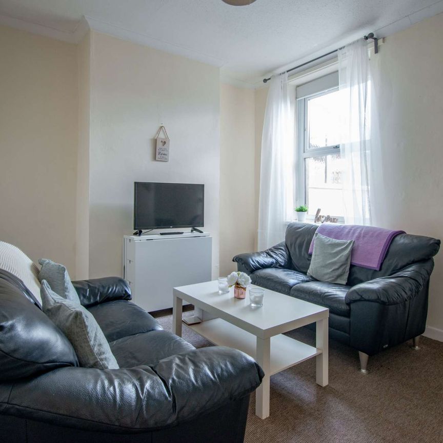 Modern three bed property - Photo 1