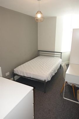 5 bedroom private hall to rent - Photo 1