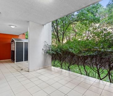 Ground Floor Full-Brick Apartment With Private Courtyard - Photo 5