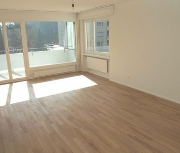 Helle 4.5-Zimmerwohnung im EG mit Balkon an zentraler Lage in Köniz - Photo 2