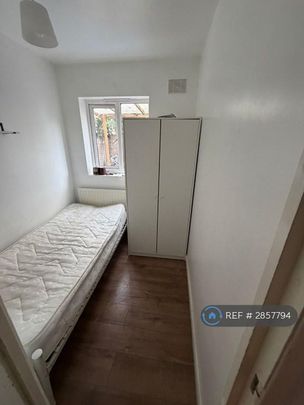 3 bedroom flat to rent - Photo 1