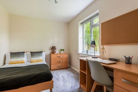 5 Bed Semi-Detached House, Hillside, BN2 - Photo 4