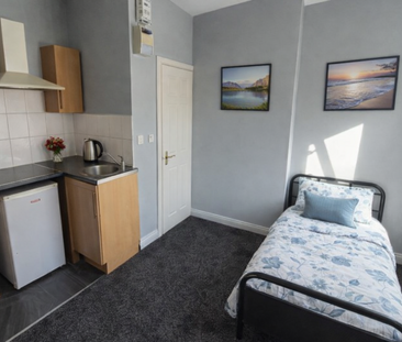 1 bedroom in a house share to rent - Photo 2
