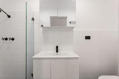 Renovated, Large Size Studio with Car Space in the Heart of BONDI - Photo 4