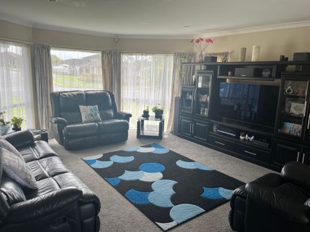 Beachlands, 4 Bedrooms - Photo 2