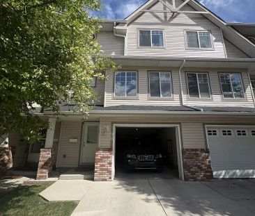 Beautiful Townhouse 3 bedrooms 1.5 bathrooms, 3 mins walk to playgr... - Photo 1