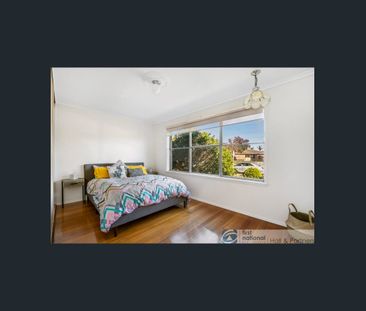 THIS BEAUTIFUL THREE BEDROOM FAMILY HOME - Photo 4