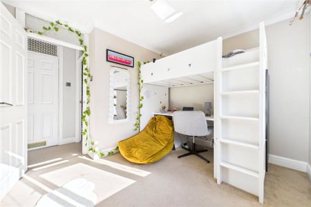 4 bedroom House in Albany Park Drive, Wokingham - Photo 5